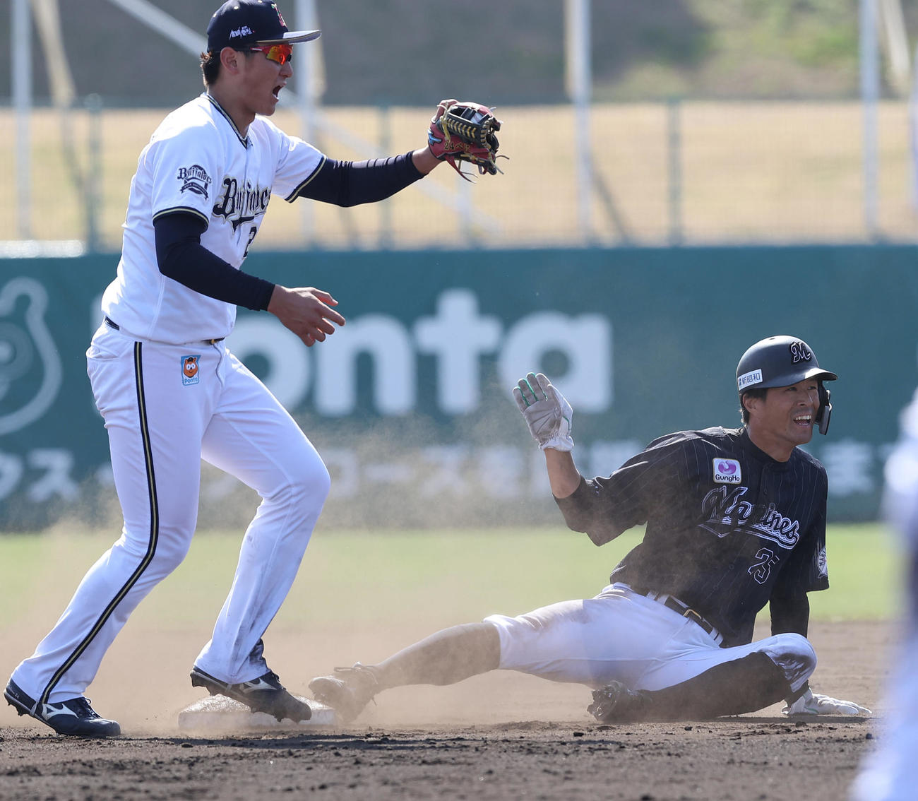 オリックス対ロッテ　4回表ロッテ2死一塁、二盗を狙うも頓宮に刺される岡（右）（撮影・垰建太）