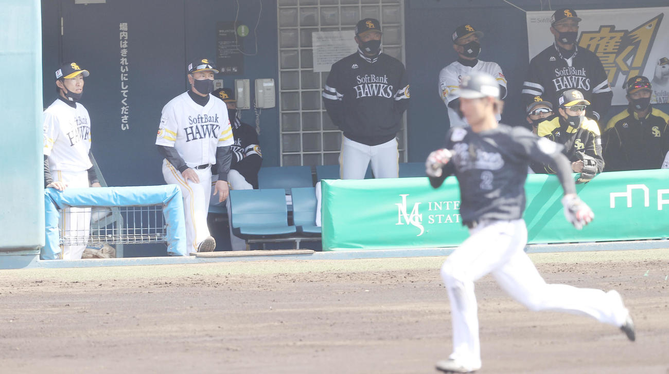 ソフトバンク対ロッテ　1回表ロッテ無死一塁、菅野の適時二塁打で藤原（手前）の生還を許し厳しい表情の小久保ヘッドコーチ（中央）らソフトバンクベンチ（撮影・垰建太）