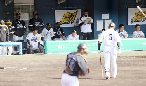 ソフトバンク対ロッテ　5回裏ソフトバンク1死、松田（手前右）が三振に倒れ厳しい表情の工藤監督（左から3人目）らベンチ（撮影・垰建太）