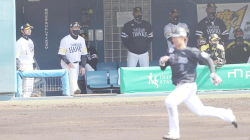 ソフトバンク対ロッテ　1回表ロッテ無死一塁、菅野の適時二塁打で藤原（手前）の生還を許し厳しい表情の小久保ヘッドコーチ（中央）らソフトバンクベンチ（撮影・垰建太）