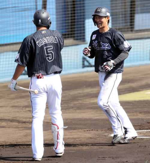 ソフトバンク対ロッテ　1回表ロッテ無死一塁、菅野の適時二塁打で生還し笑顔を見せる藤原（右）（撮影・垰建太）