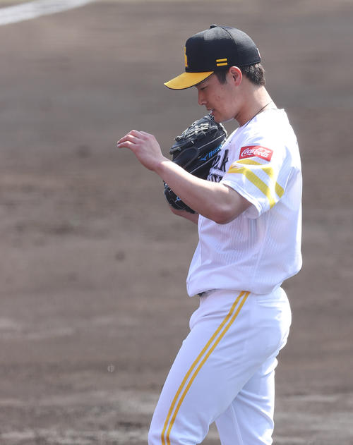 ソフトバンク対ロッテ　2回表ロッテ無死、先頭の岡に本塁打を浴びうつむく笠谷（撮影・垰建太）