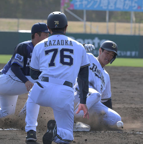 太田椋は三塁打を放ち三塁に滑り込む（撮影・渦原淳）