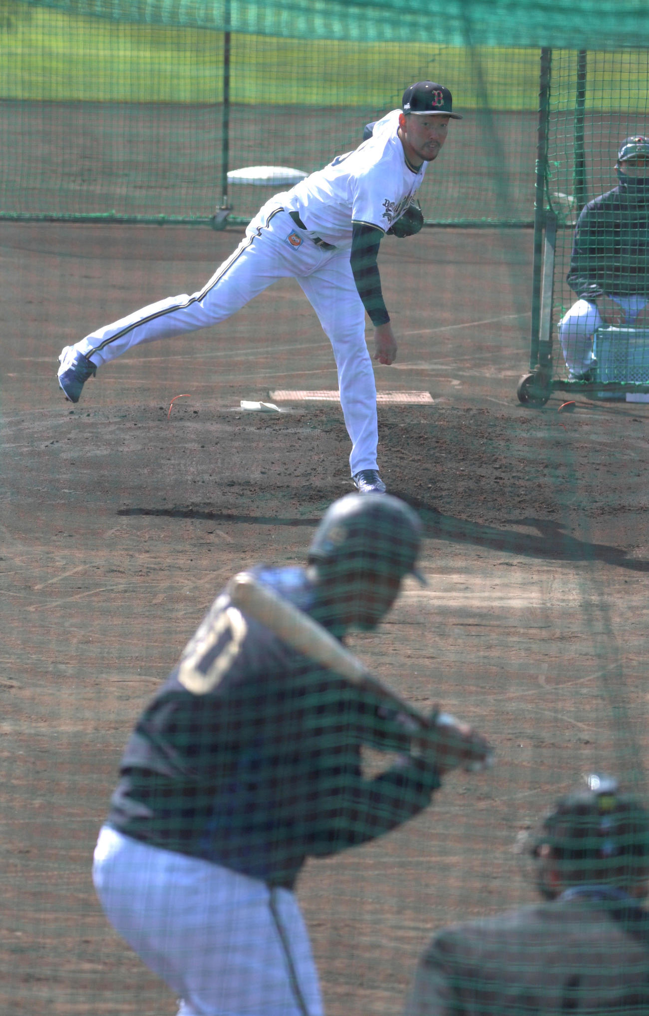 ジョーンズ相手に打撃投手を務めた平野佳寿（撮影・渦原淳）