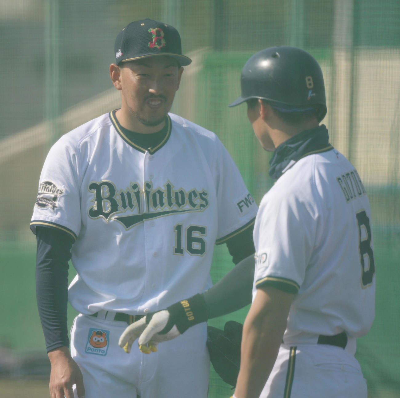 後藤駿太（右）に感触を聞く平野佳寿（撮影・渦原淳）