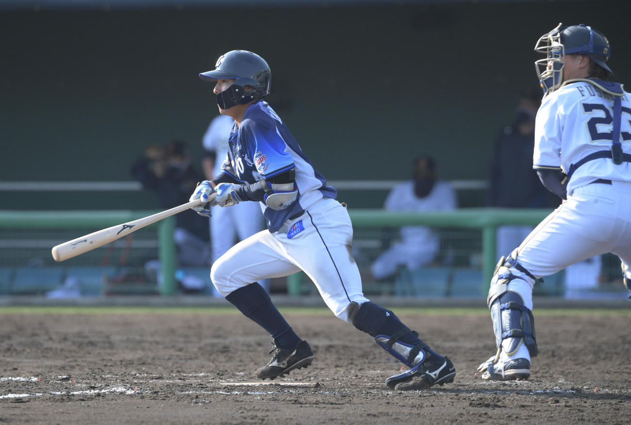 オリックス対西武　8回表西武1死一塁、山野辺翔はこの日4安打目となる安打を左前に放つ（撮影・渦原淳）