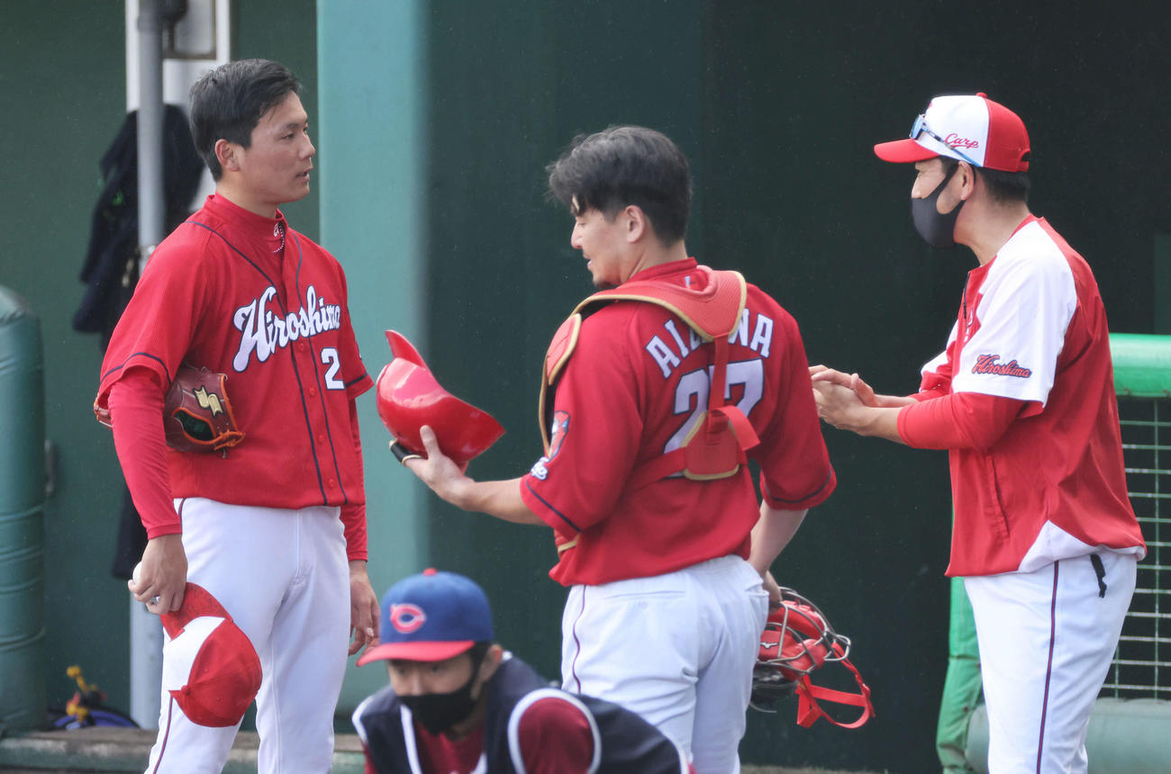 13日、シート打撃での登板を終えた栗林は、会沢（中央）、倉コーチ（右）らのアドバイスを受ける