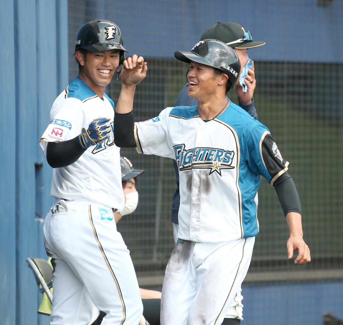 2軍練習試合　日本ハム対中日　3回裏に安打を放った細川（右）は生還し今川に出迎えられる（撮影・黒川智章）
