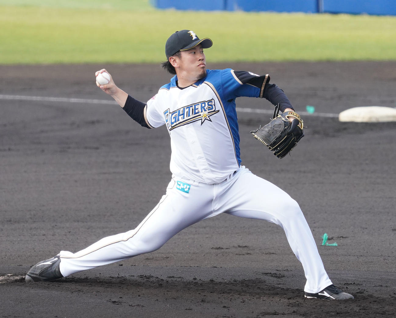 二軍練習試合・日本ハム対中日　1回表、登板する日本ハム先発の西村天裕（撮影・森本幸一）