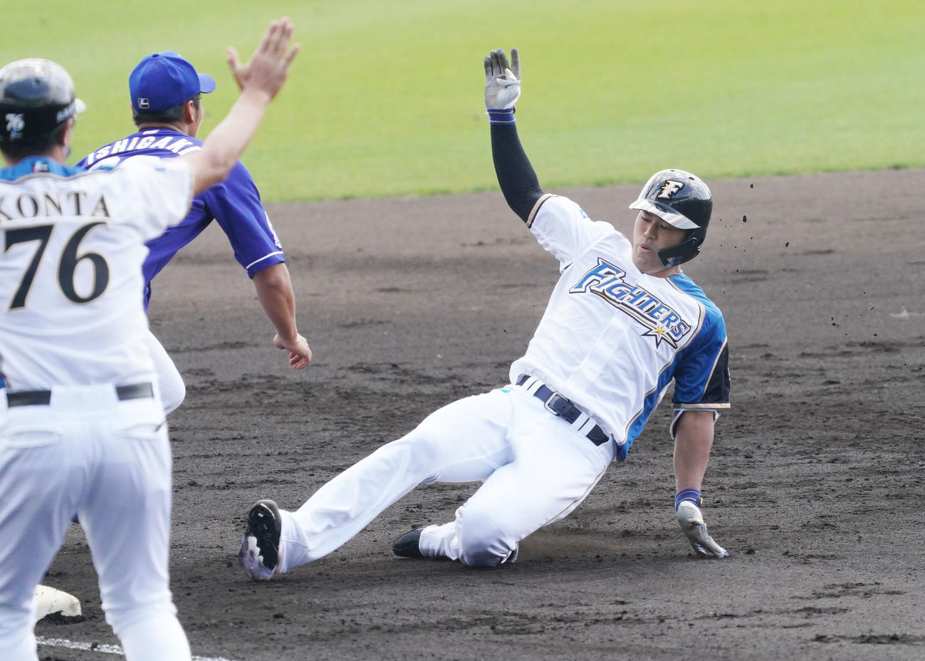二軍練習試合・日本ハム対中日　2回裏日本ハム無死、中越え三塁打を放った今川優馬（撮影・森本幸一）