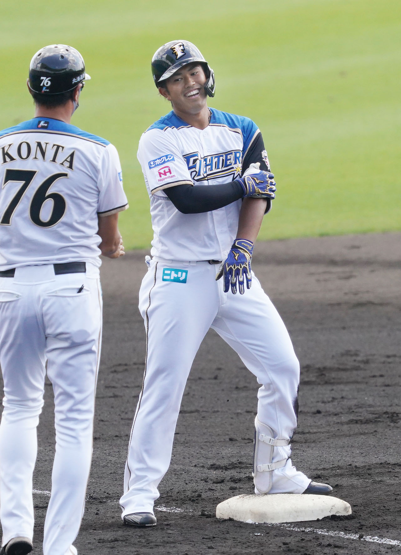 二軍練習試合・日本ハム対中日　2回裏日本ハム無死、中越え三塁打を放った今川優馬（撮影・森本幸一）