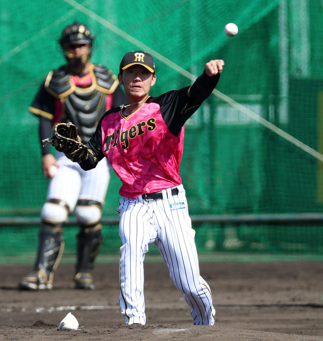 22日、ワンデーキャプテンユニホームで投内連係に参加した伊藤将