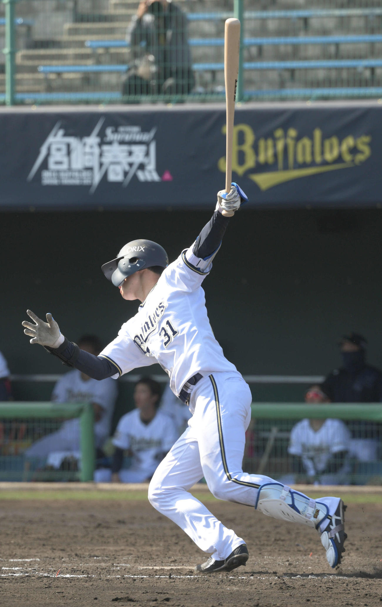 太田椋は三塁打を放つ（撮影・渦原淳）