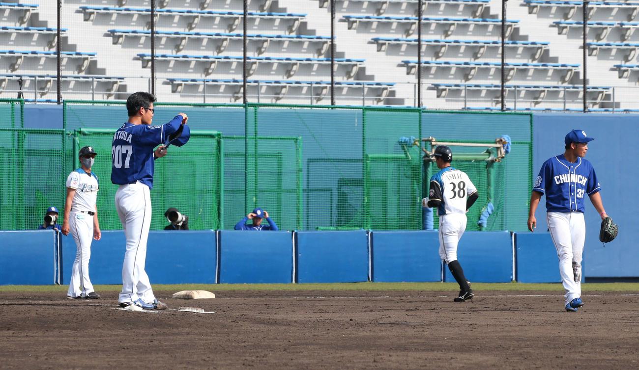 2軍練習試合　日本ハム対中日　8回裏日本ハム2死二塁、ボークで二塁走者石井の進塁を許す松田（撮影・黒川智章）