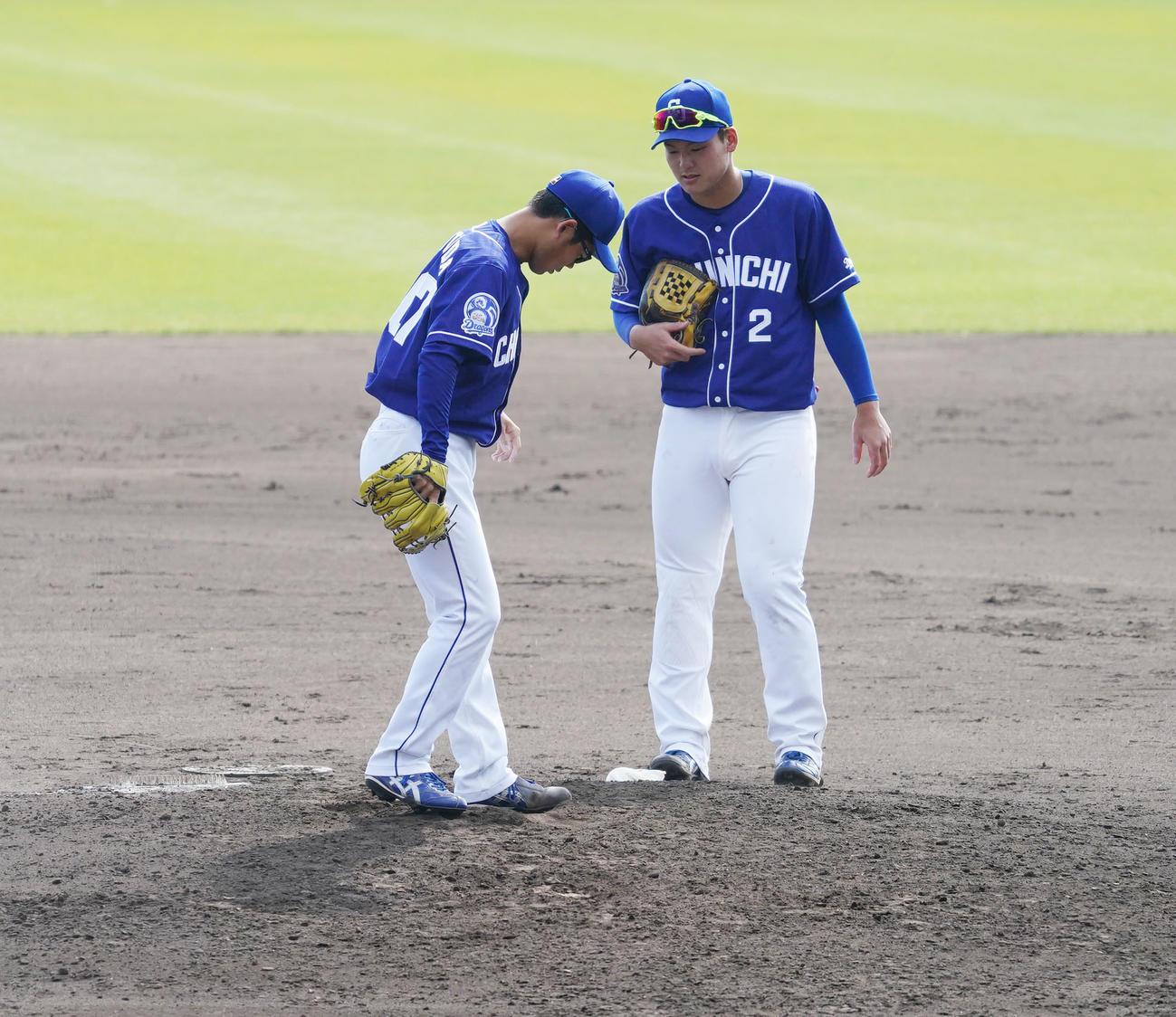 二軍練習試合・日本ハム対中日　8回裏、登板前、石川昂弥（右）と言葉尾交わす松田亘哲（左）（撮影・森本幸一）