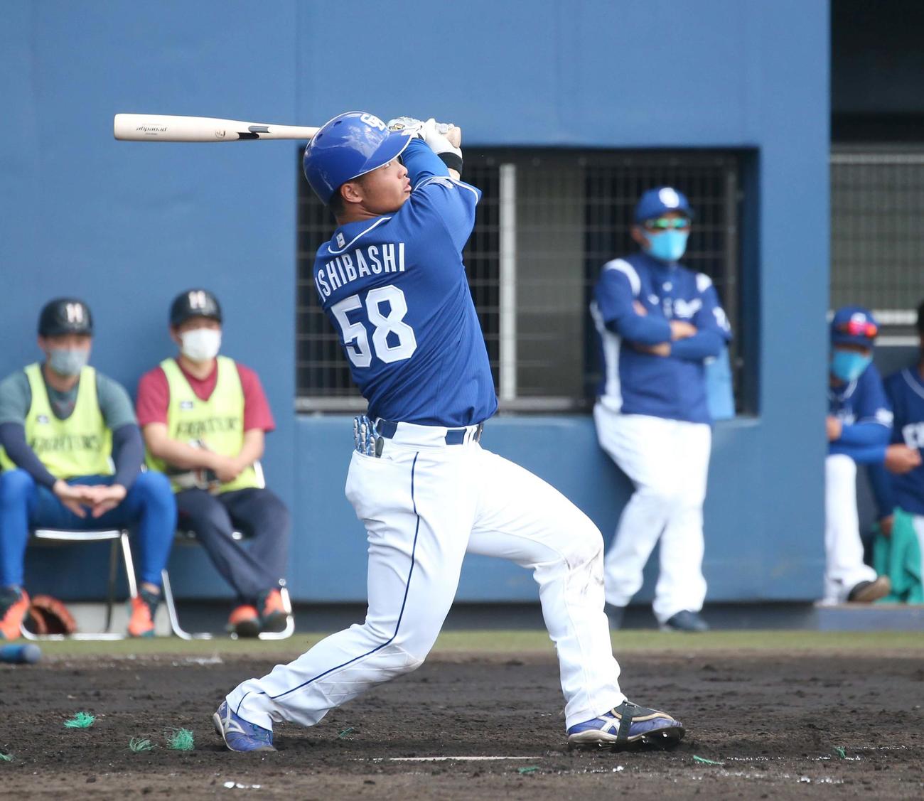 2軍練習試合　日本ハム対中日　3回表中日無死、左越え本塁打を放つ石橋（撮影・黒川智章）