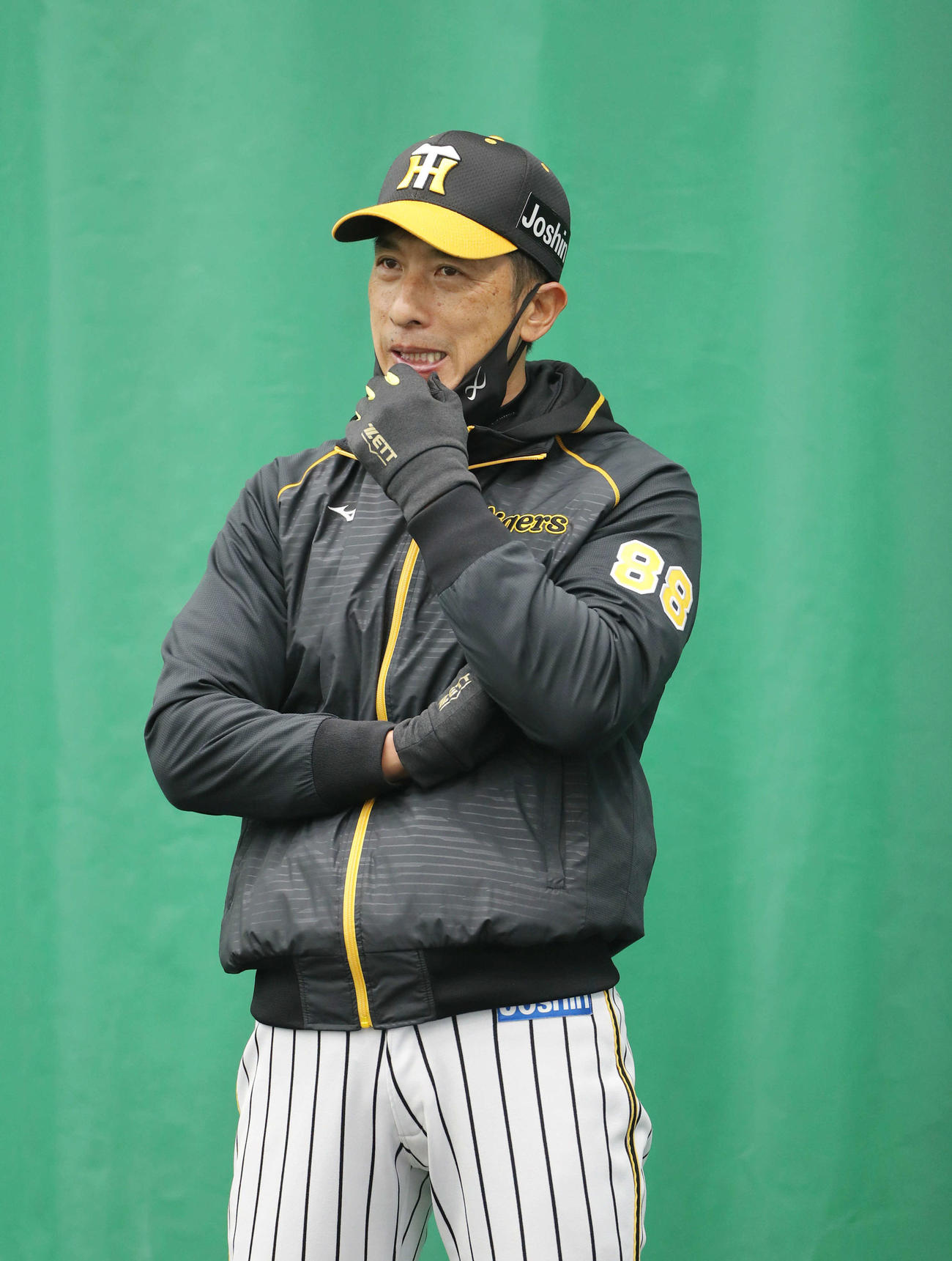 18日、ブルペンを見つめる矢野監督