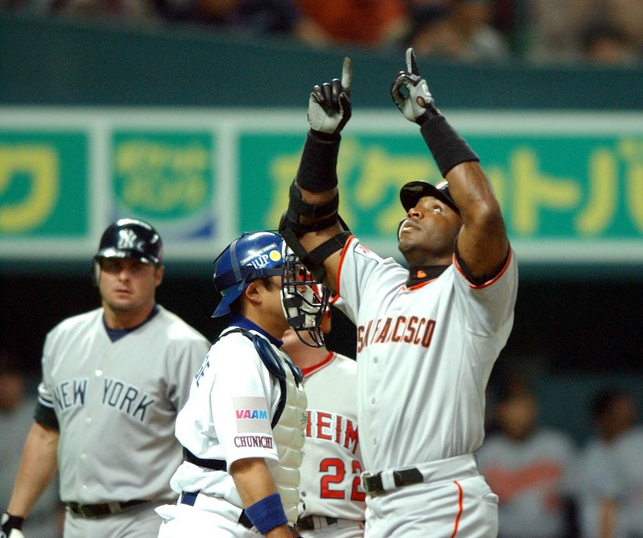 02年日米野球、本塁打を放ったボンズと捕手谷繁（2002年11月11日）