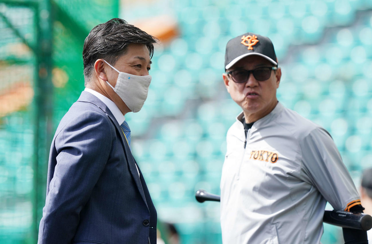 巨人春季キャンプで原監督（右）と談笑する谷繁氏（2021年2月21日）