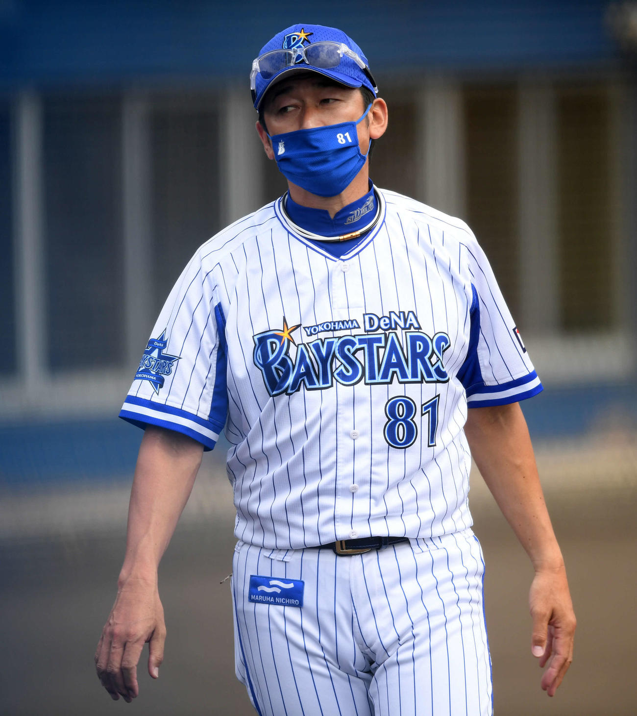 DeNA対楽天　選手交代を告げるDeNA三浦監督（撮影・横山健太）