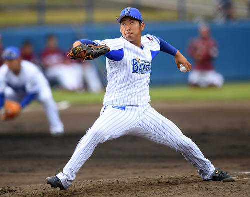 DeNA対楽天 7回表から登板したDeNA池谷(撮影・横山健太)
