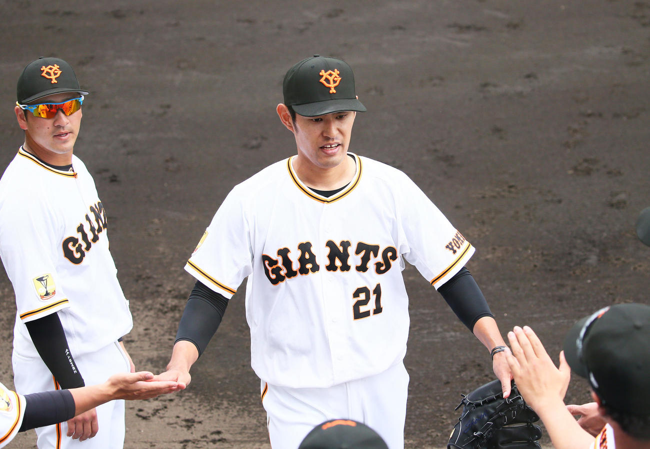 練習試合　巨人対中日　3回を無失点で終えタッチを交わしながらベンチに戻る巨人井納（撮影・足立雅史）