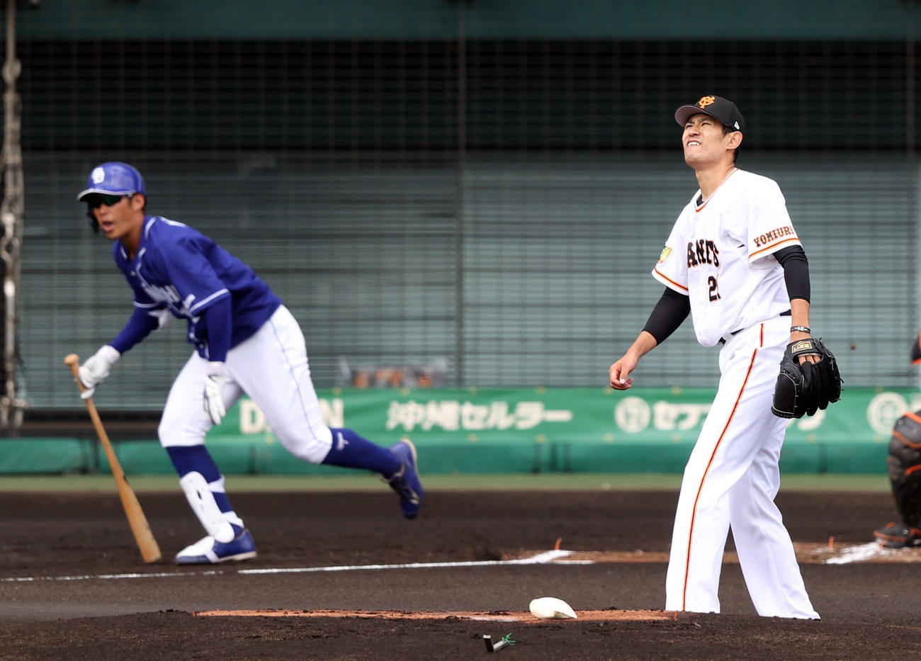 巨人対中日　1回表中日1死、京田に三塁打を打たれる井納（撮影・狩俣裕三）