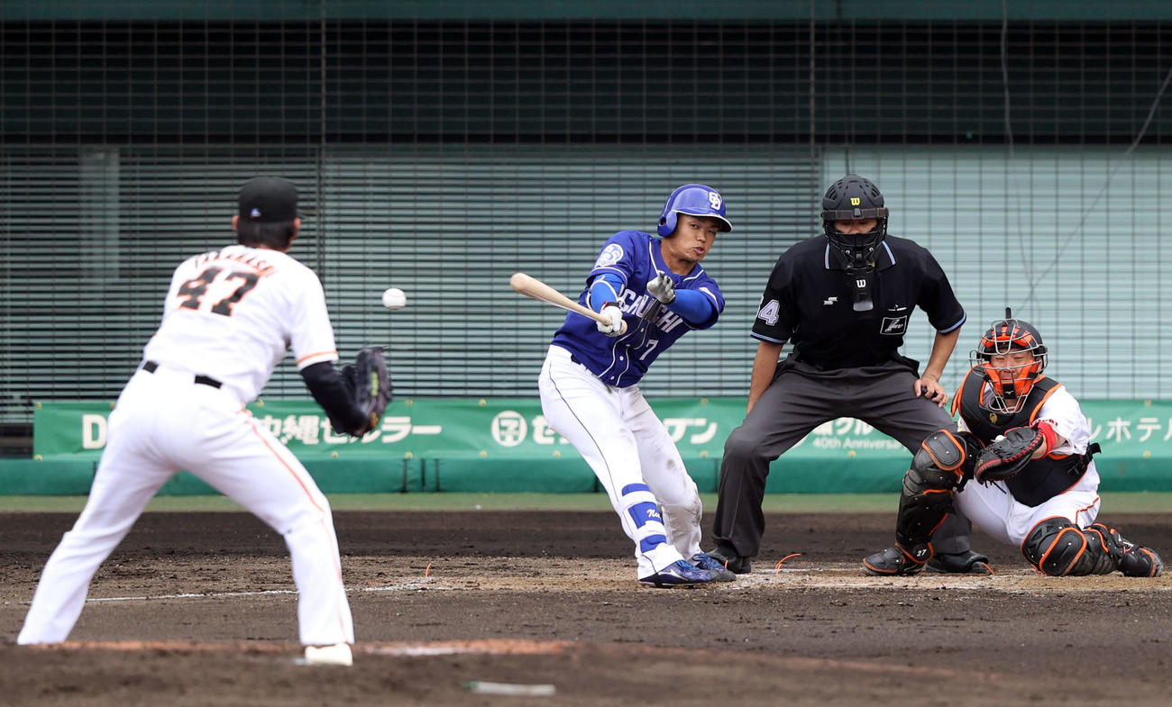 巨人対中日　5回表中日1死二塁、適時打を放つ根尾。投手高橋（撮影・狩俣裕三）