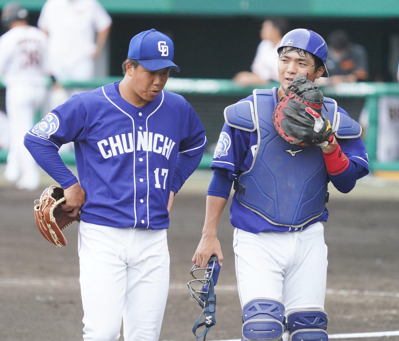 練習試合・巨人対中日　5回裏巨人攻撃終了、ベンチへ戻る郡司裕也（右）と柳裕也（左）（撮影・森本幸一）