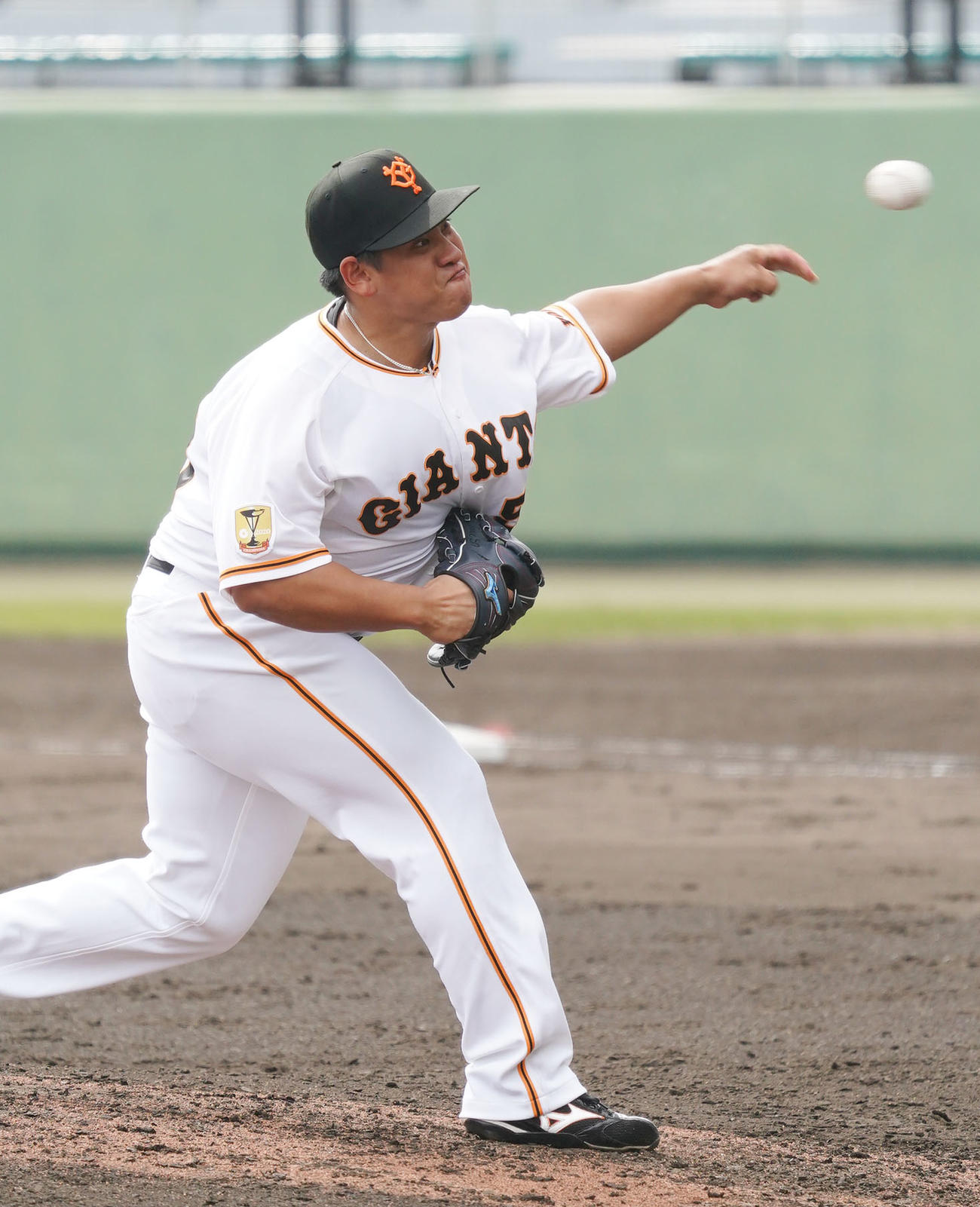 練習試合・巨人対中日　8回表、巨人3番手で登板する戸根千明（撮影・森本幸一）