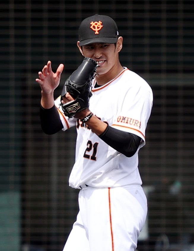 巨人対中日　1回表を抑え、坂本に向かって笑顔を見せる井納（撮影・狩俣裕三）