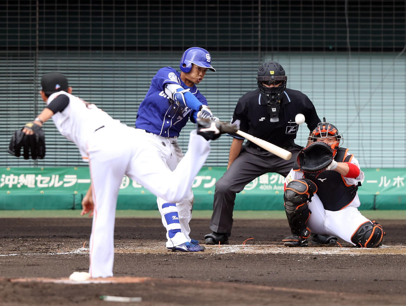 巨人対中日　3回表中日1死、遊飛に打ち取られる根尾。投手井納（撮影・狩俣裕三）