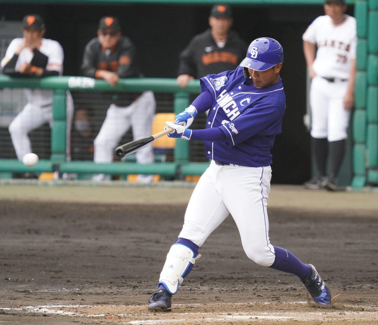 練習試合・巨人対中日　4回表中日2死二塁、右前適時打を放った高橋周平（撮影・森本幸一）