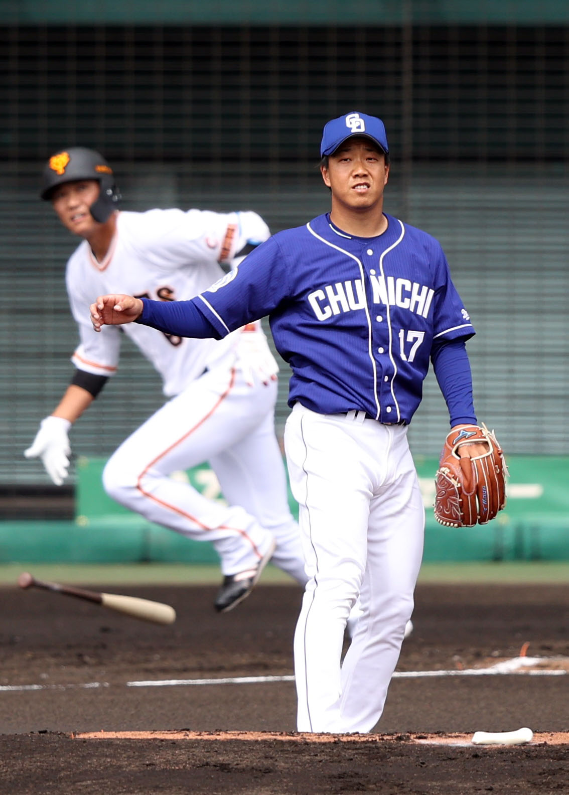 巨人対中日　1回裏巨人無死二塁、坂本を中飛に打ち取る柳（撮影・狩俣裕三）