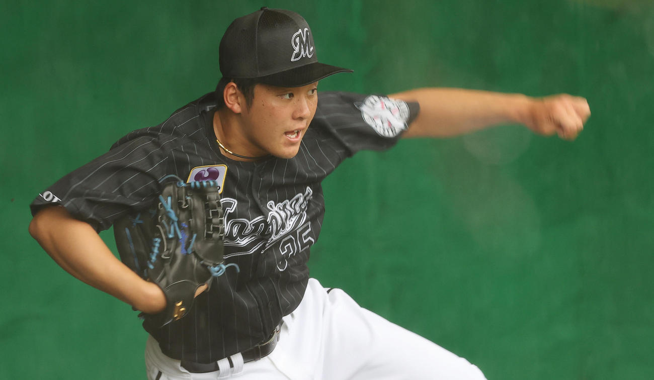 ブルペンで投球練習するロッテ鈴木昭汰（2021年2月14日撮影）