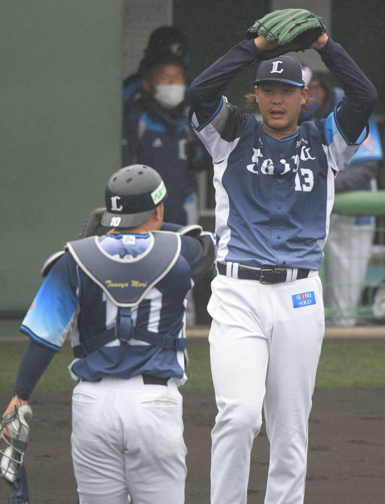 オリックス対西武　初回2失点の高橋（右）。左は森（撮影・渦原淳）