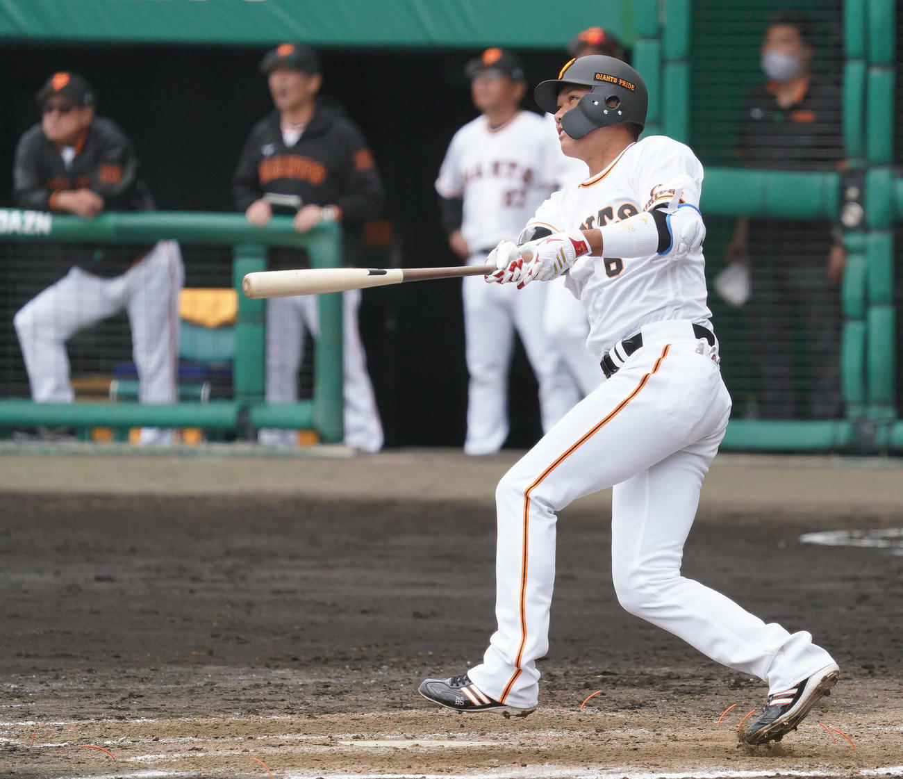 巨人対中日　5回裏巨人1死三塁、左中間へ適時二塁打放つ坂本。後方左端は原監督（撮影・森本幸一）