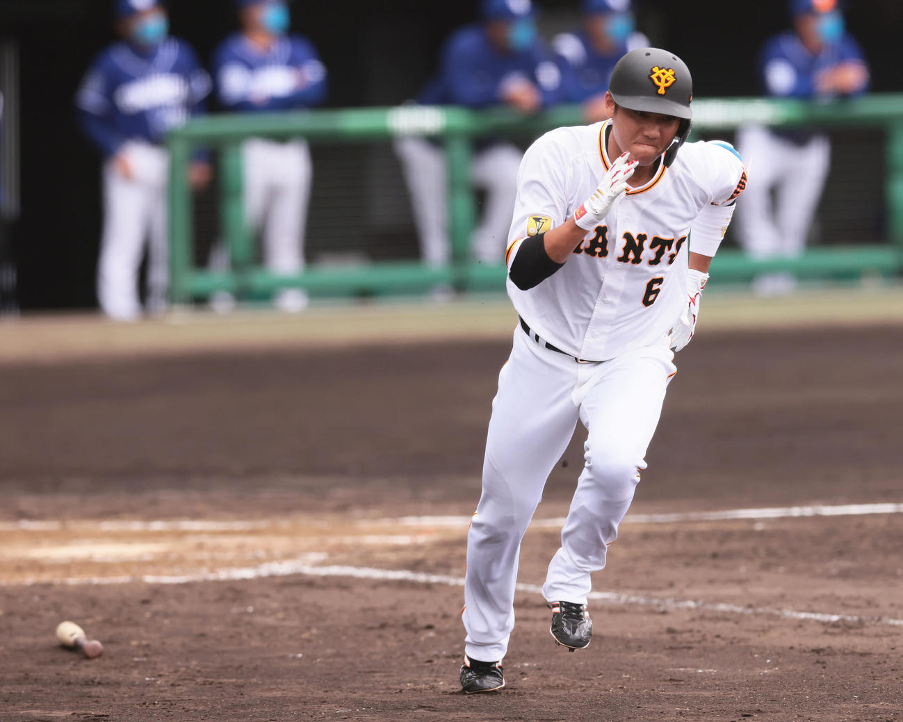 練習試合　巨人対中日　5回裏巨人1死三塁、坂本は左中間への適時二塁打を放つ（撮影・足立雅史）