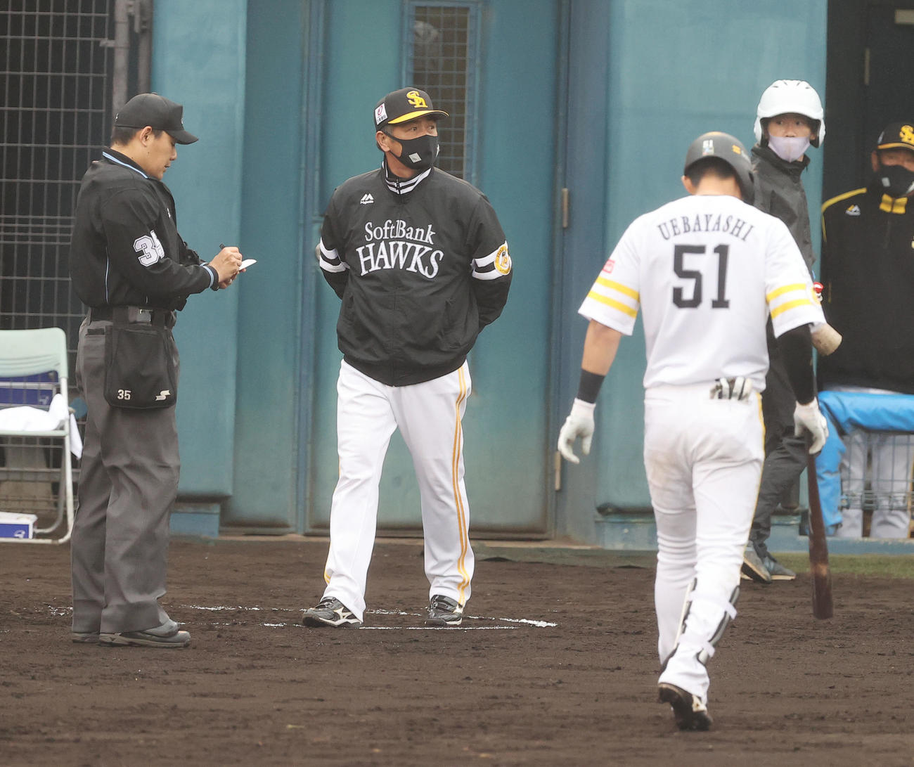 ソフトバンク対ロッテ　5回裏の攻撃を終え選手交代を告げるソフトバンク工藤監督（中央）（撮影・垰建太）