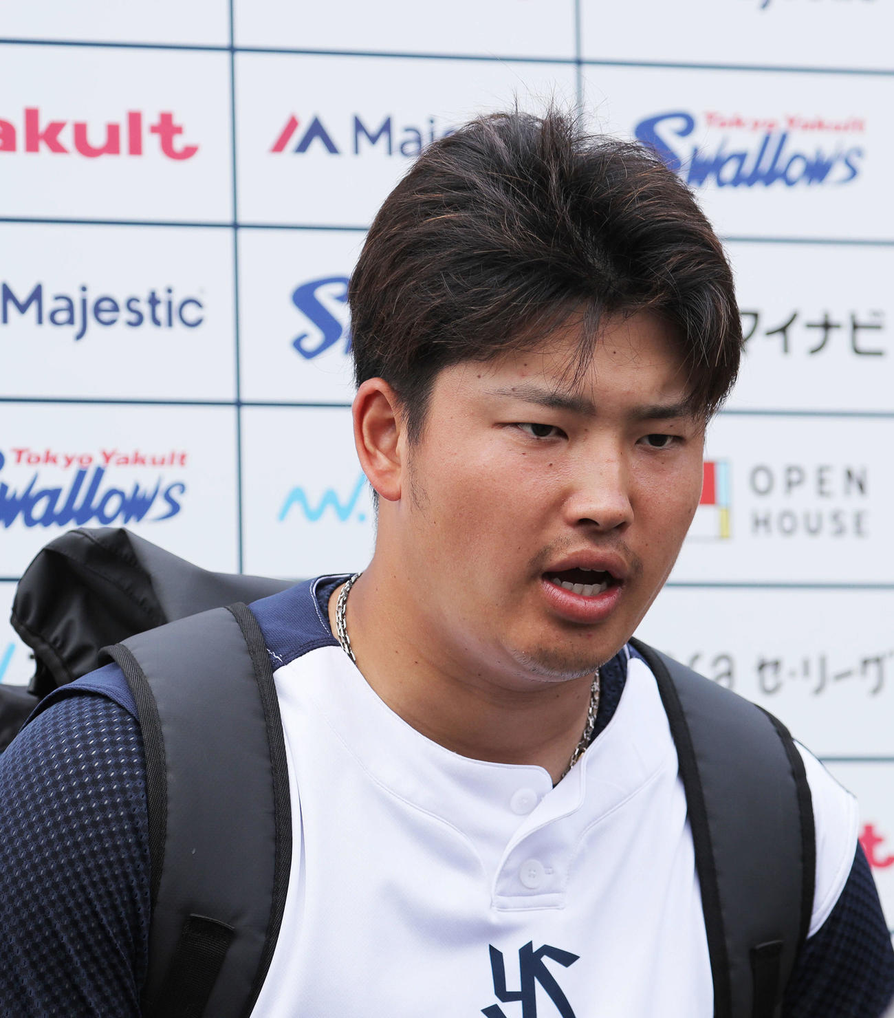 記者の質問に答えるヤクルト村上（撮影・河田真司）