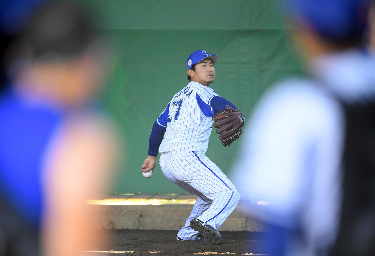 多くのスタッフが見つめる中、ブルペンで投球練習をするDeNA今永（撮影・横山健太）
