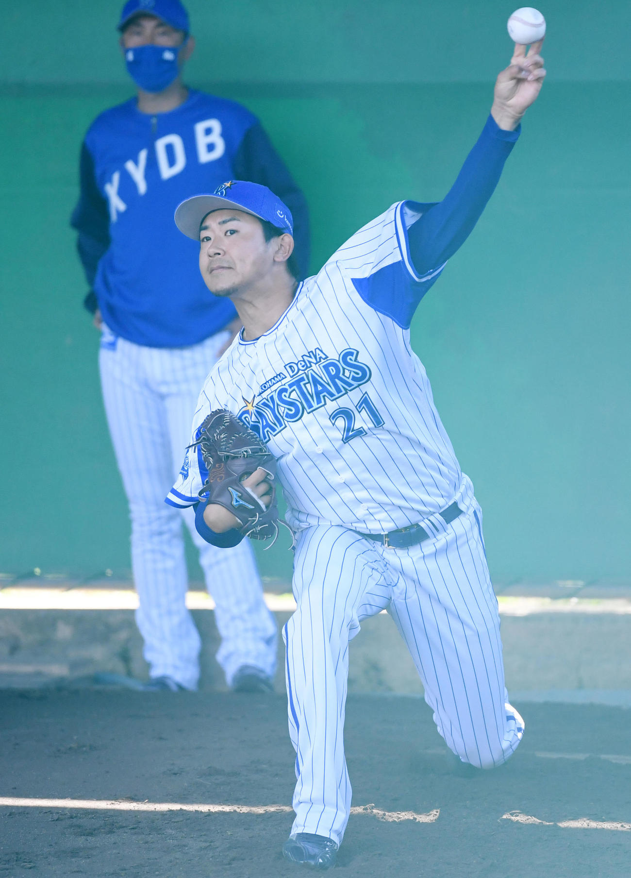 ブルペンで投球練習をするDeNA今永（撮影・横山健太）