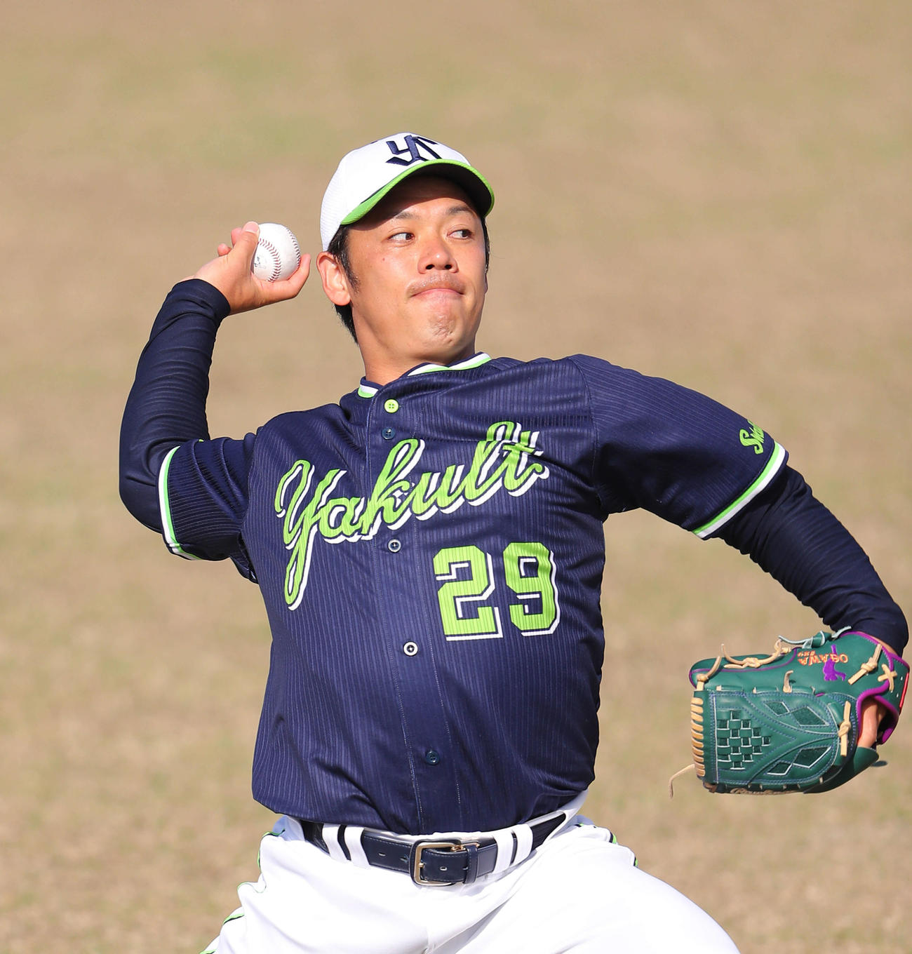 キャッチボールするヤクルト小川（撮影・河田真司）