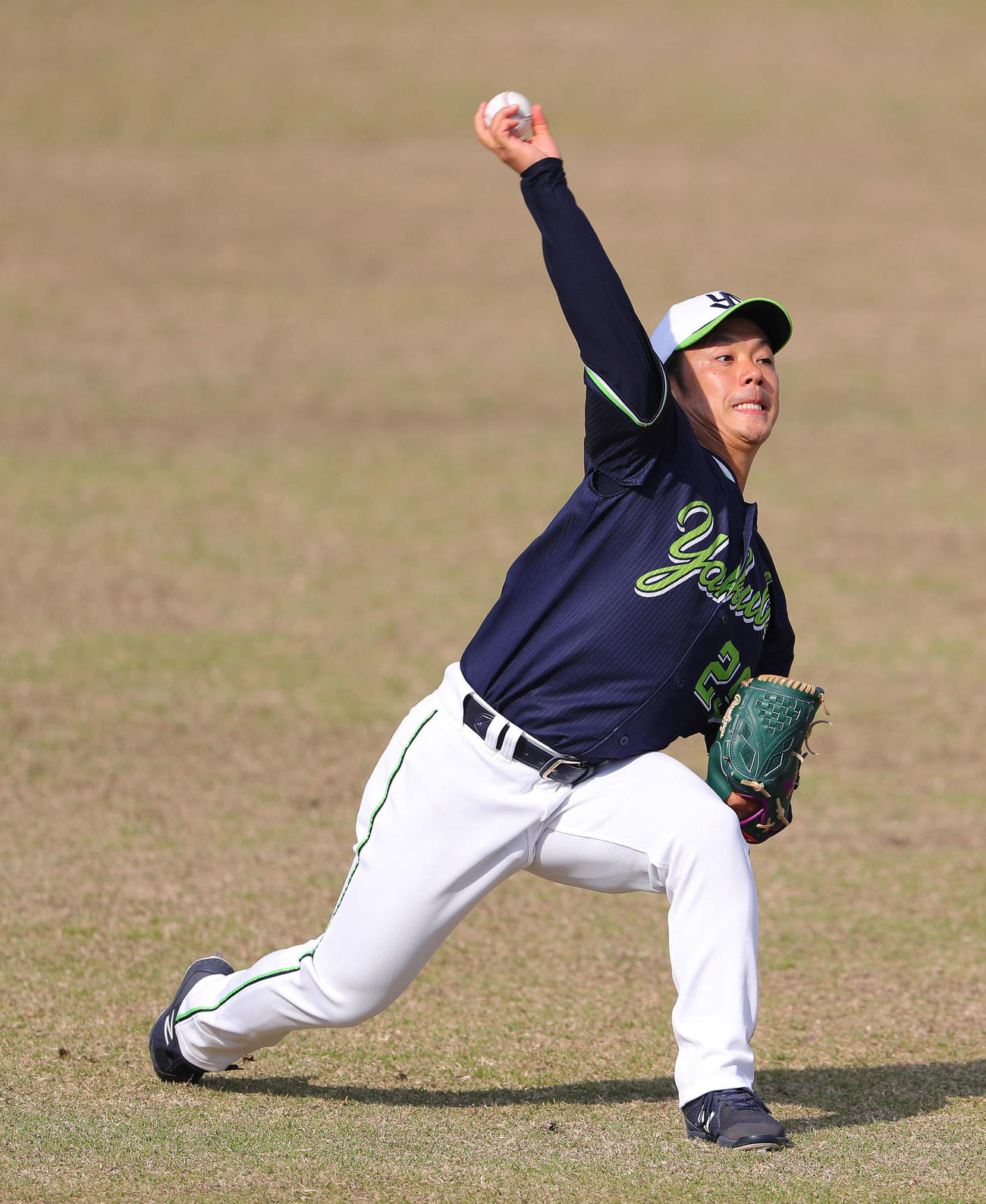 キャッチボールするヤクルト小川（撮影・河田真司）