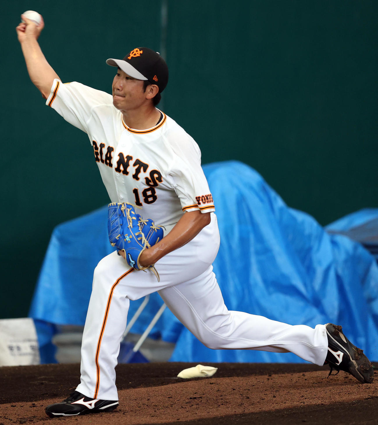 ブルペンで投げ込む菅野（撮影・狩俣裕三）