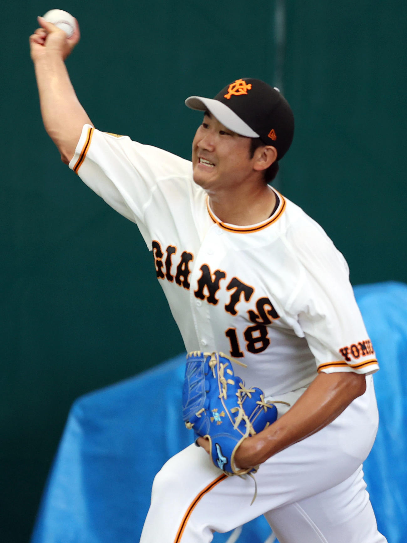 ブルペンで投げ込む菅野（撮影・狩俣裕三）