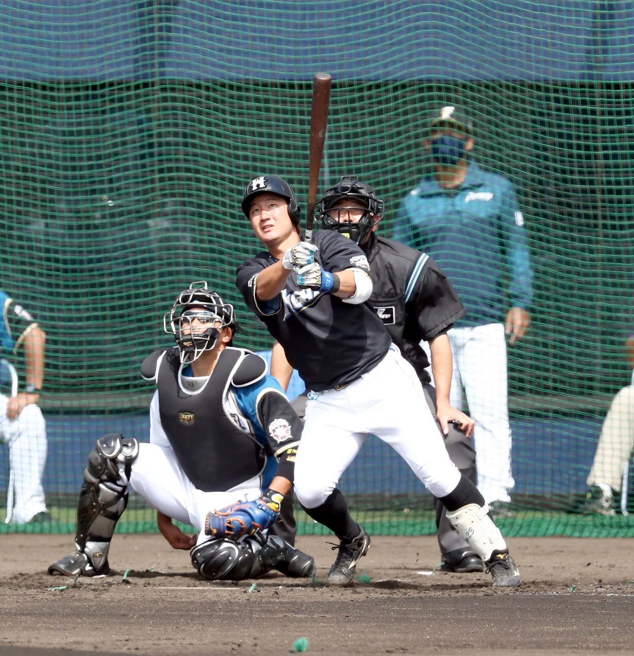 日本ハム紅白戦　3回表2死一、二塁、右中間に3点本塁打を放つ渡辺（撮影・黒川智章）