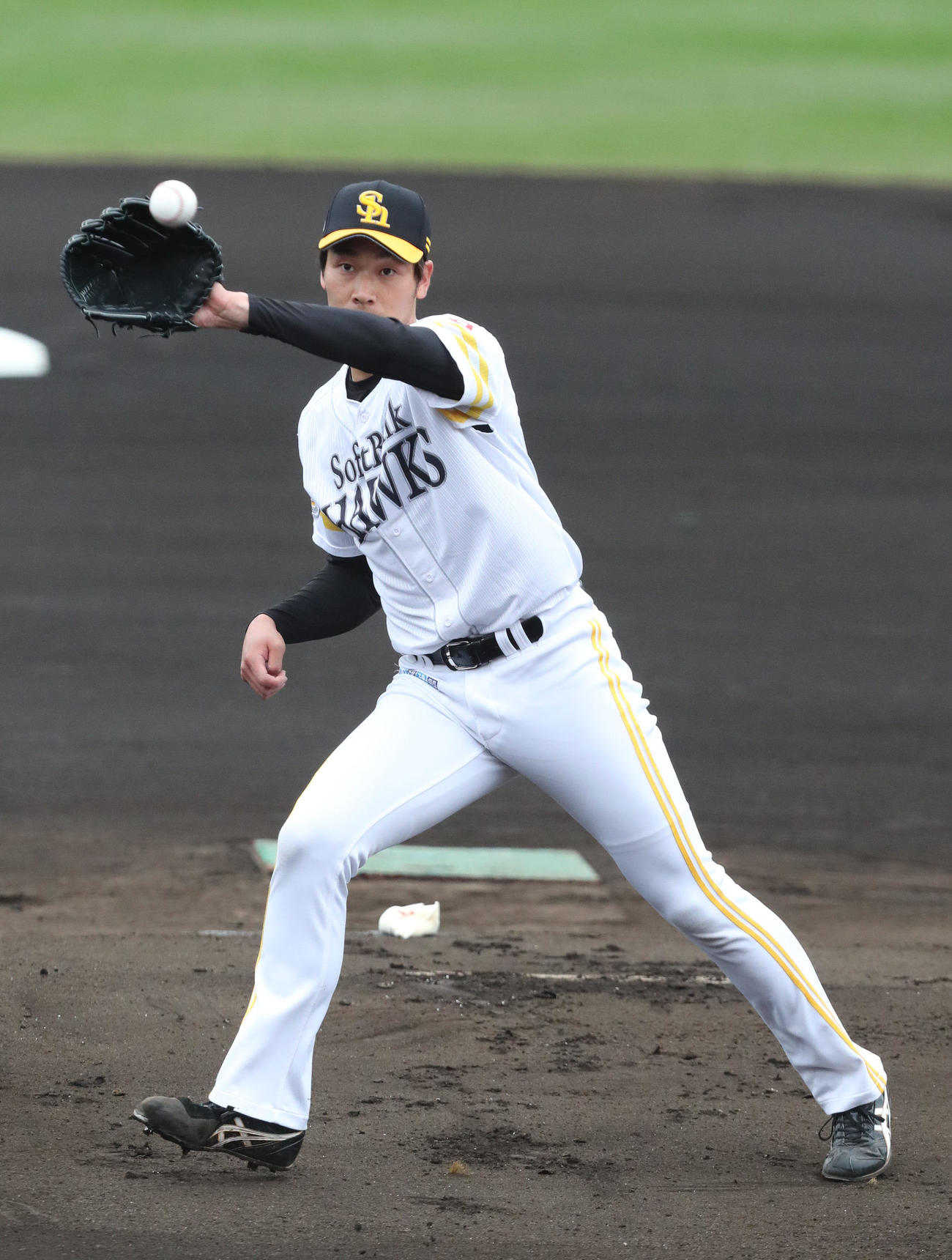 ソフトバンク対ロッテ　1回表ロッテ無死、藤原を投ゴロに仕留める武田（撮影・梅根麻紀）
