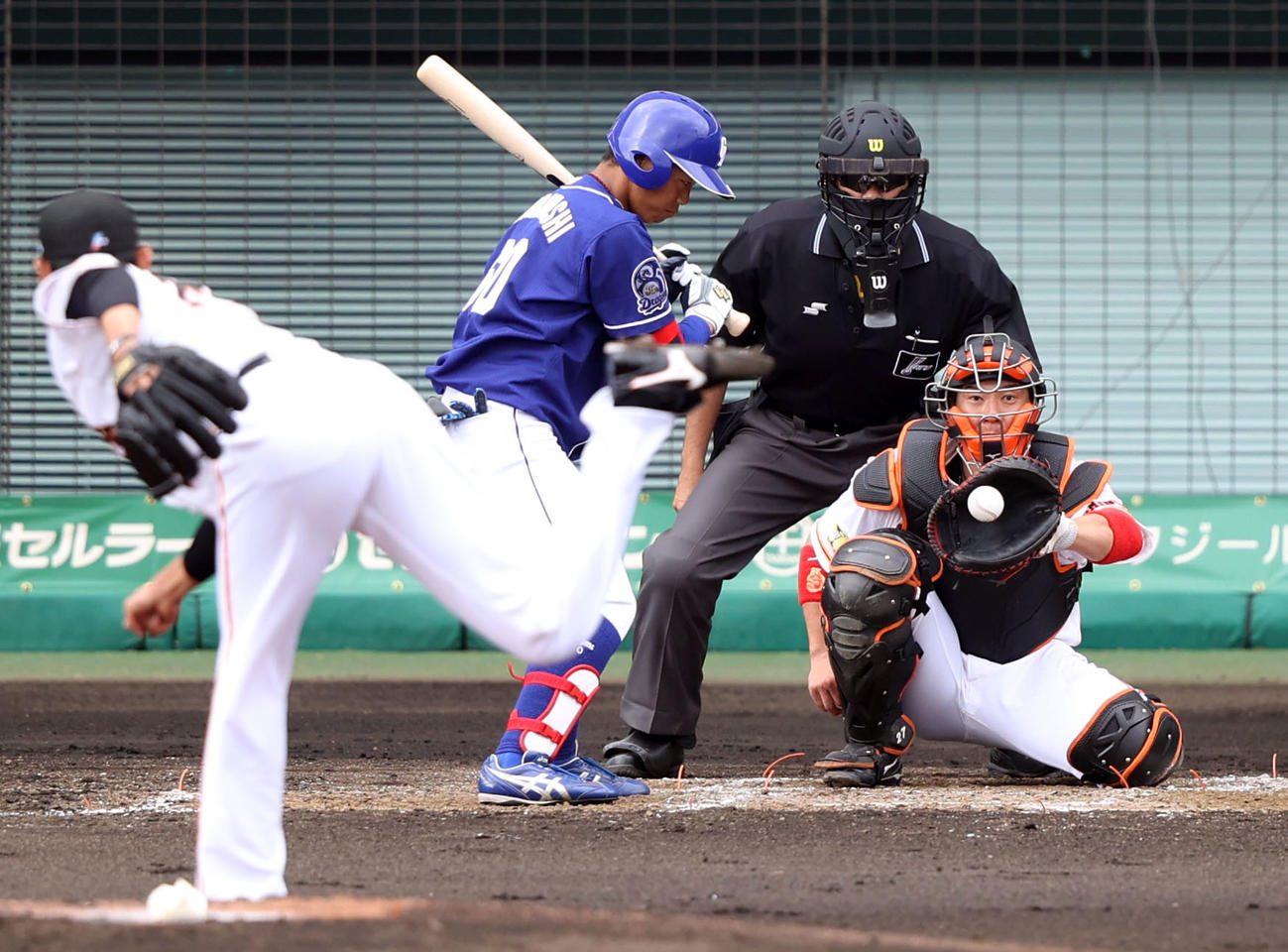 巨人対中日　3回表中日2死、井納の打者岡林に投じた2球目。捕手炭谷（撮影・狩俣裕三）
