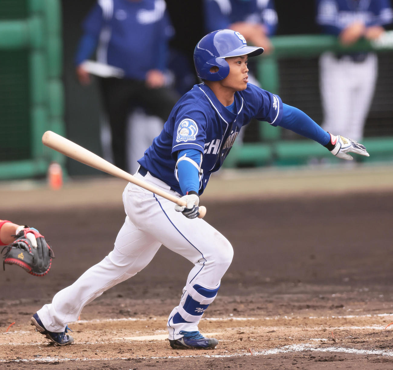 練習試合　巨人対中日　5回表中日1死二塁、右前適時打を放つ根尾（撮影・足立雅史）